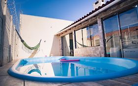 Casa Areal,1 Suíte, 2 Quartos Climatizados, piscina e Estacionamento 2 carros